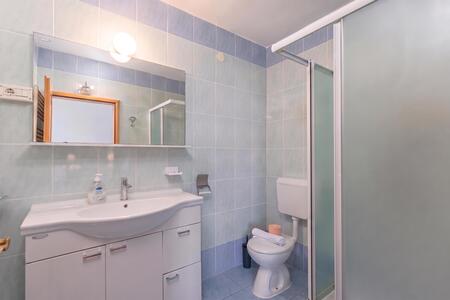 Bagno con doccia