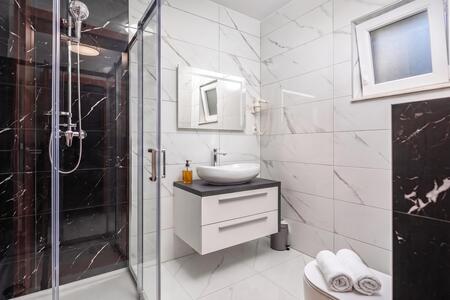 Badezimmer mit Dusche