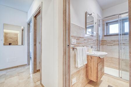 Badkamer met douche