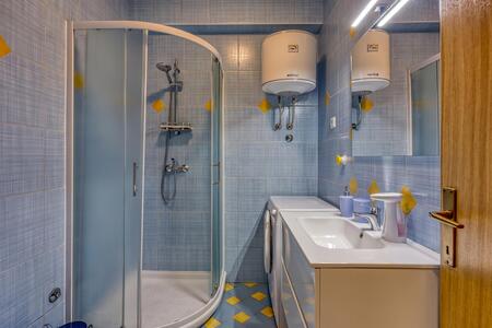 Badezimmer mit Dusche
