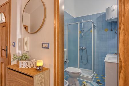 Badezimmer mit Dusche