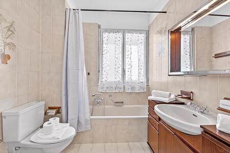 Badkamer met ligbad