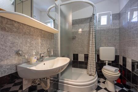 Badezimmer mit Dusche