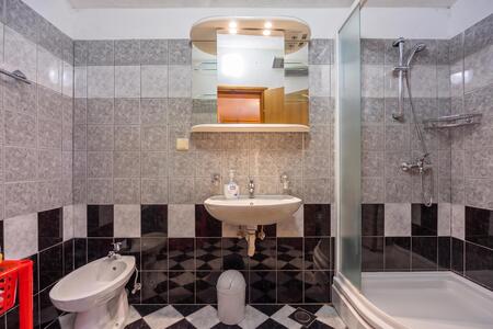 Badezimmer mit Dusche