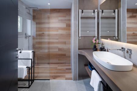 Salle de bain avec douche