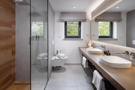 Salle de bain avec douche