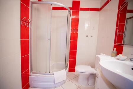 Badezimmer mit Dusche