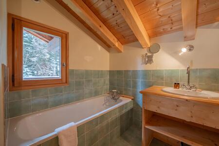 Badezimmer mit Badewanne