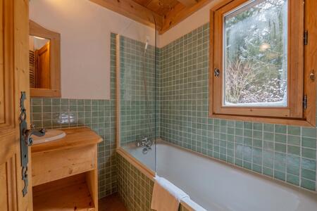 Badezimmer mit Badewanne