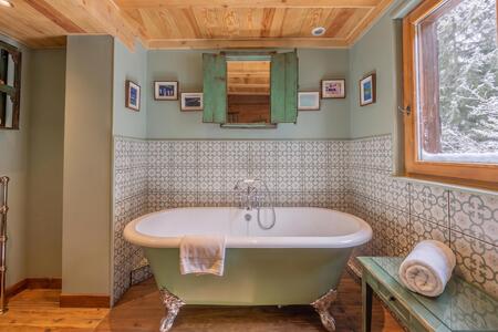 Badezimmer mit Badewanne