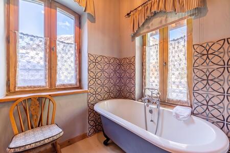 Salle de bain avec baignoire