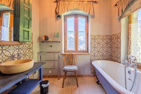 Salle de bain avec baignoire