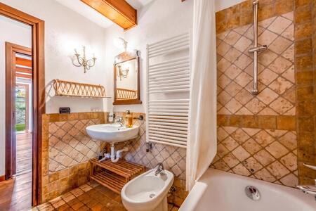 Badkamer met ligbad