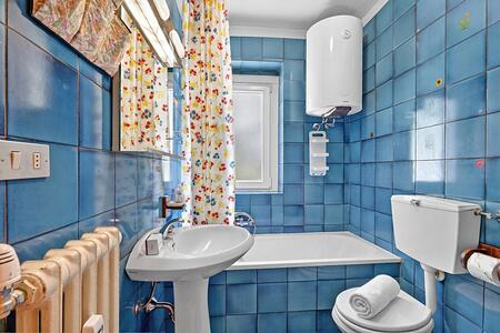 Salle de bain avec douche