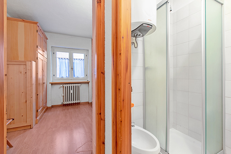 Salle de bain avec douche
