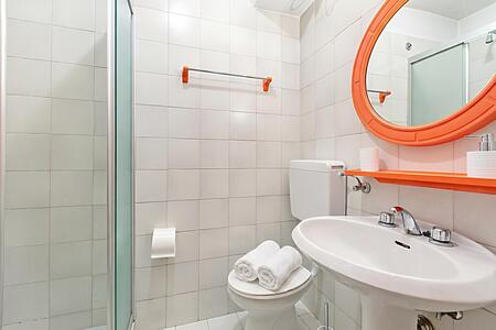 Salle de bain avec douche
