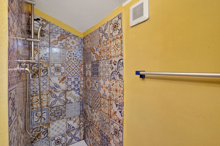 Badezimmer mit Dusche