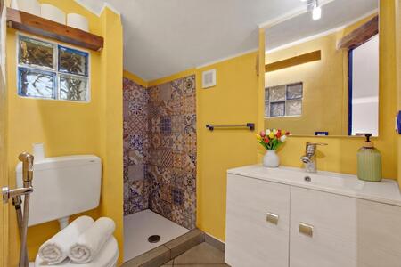 Badezimmer mit Dusche