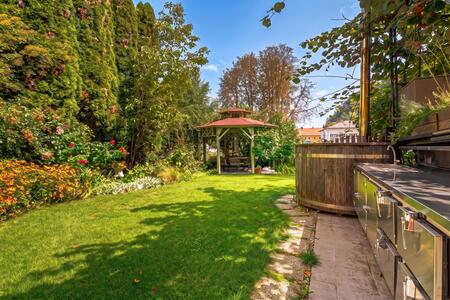 Outdoor kitchen