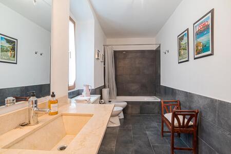 Badezimmer mit Badewanne