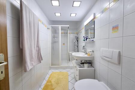 Badezimmer mit Dusche