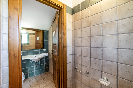 Salle de bain avec douche