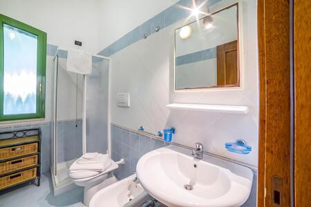 Badezimmer mit Dusche