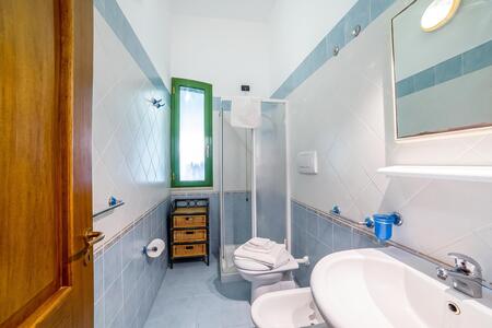 Badezimmer mit Dusche