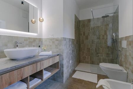 Salle de bain avec douche