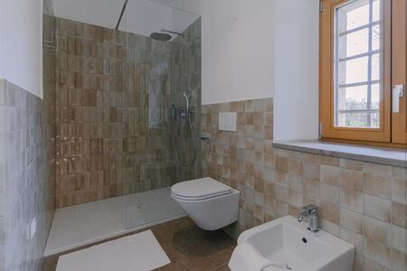 Salle de bain avec douche