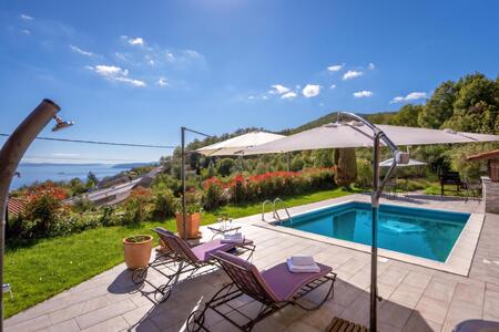 Poolbereich mit Liegestühlen