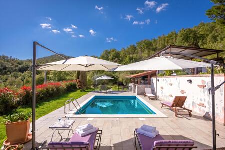 Poolbereich mit Liegestühlen