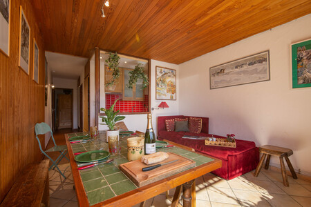 Zona pranzo e cucina a vista