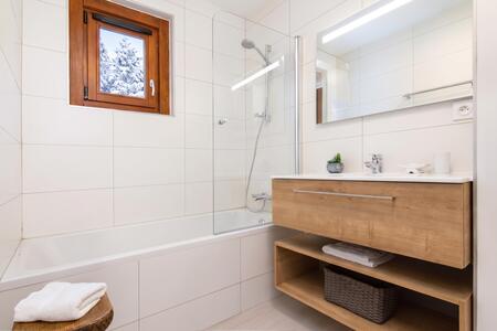 Cuarto de baño con bañera