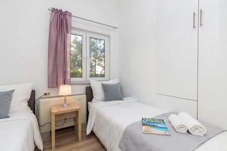 Twin bedroom