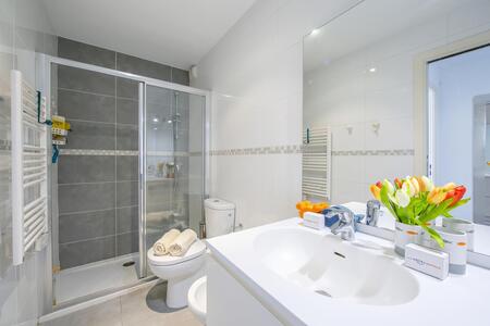 Salle de bain avec douche