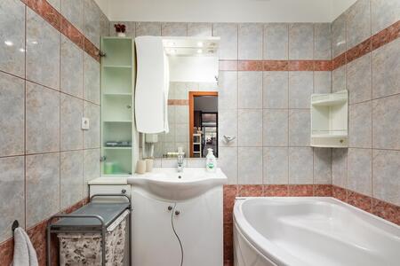 Badkamer met ligbad