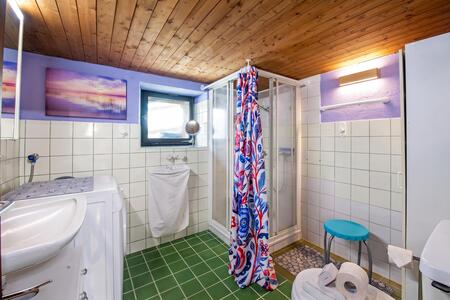 Badezimmer mit Dusche