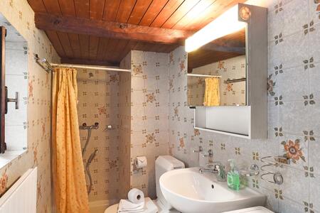 Badezimmer mit Dusche