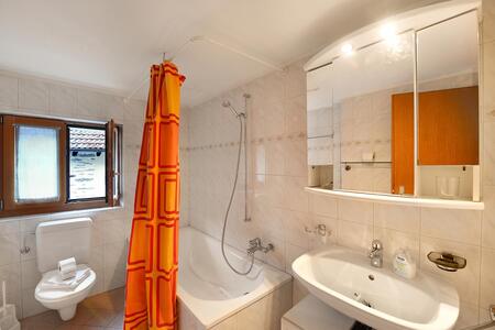 Badezimmer mit Badewanne