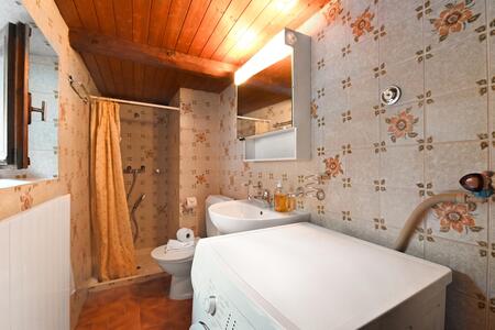 Badezimmer mit Dusche