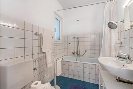 Cuarto de baño con bañera
