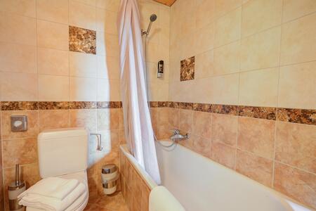 Cuarto de baño con bañera