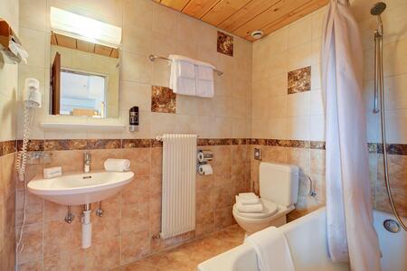 Cuarto de baño con bañera